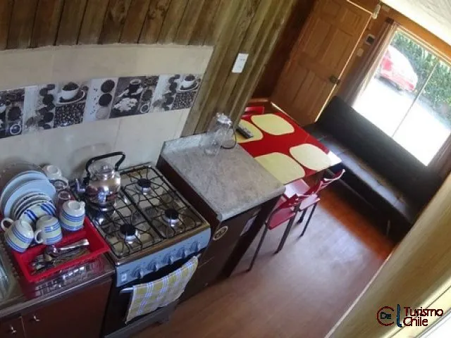 Segundo dormitorio con dos camas individuales en cabaña La Chinita
