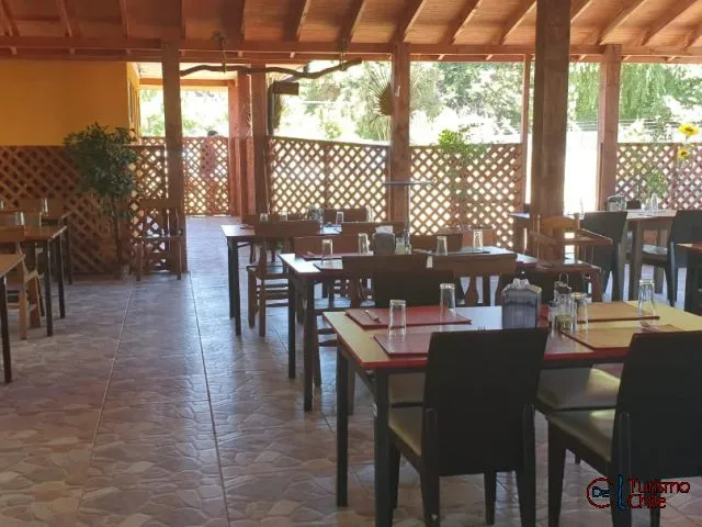 Panorámica del restaurante La Chinita con barra y mesas amplias